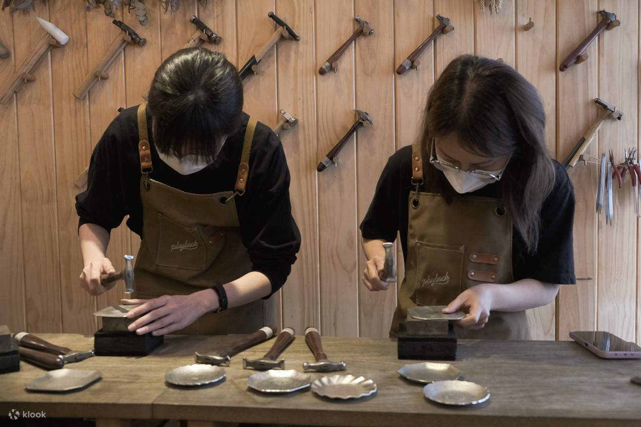 Taller de fundición de platos pequeños con fases lunares.